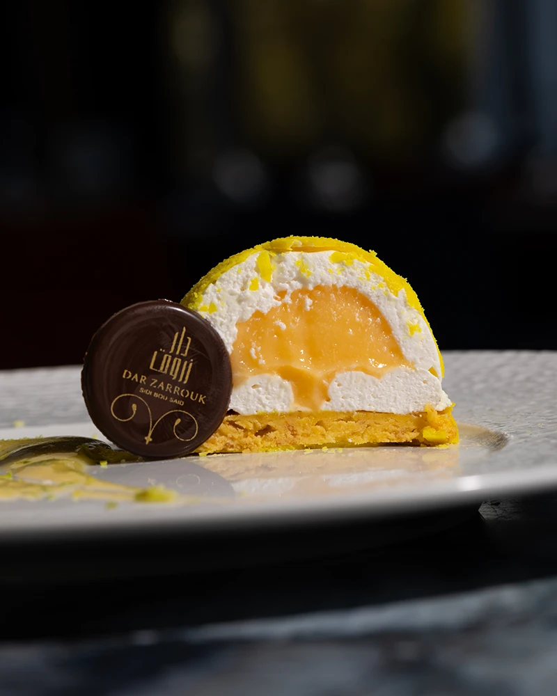 Dôme au citron coupé en deux, cœur crémeux, avec médaillon en chocolat Dar Zarrouk
