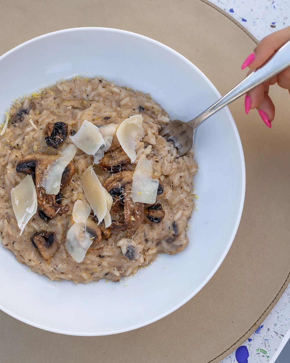 Risotto aux champignons et copeaux de parmesan, dégusté à la fourchette
