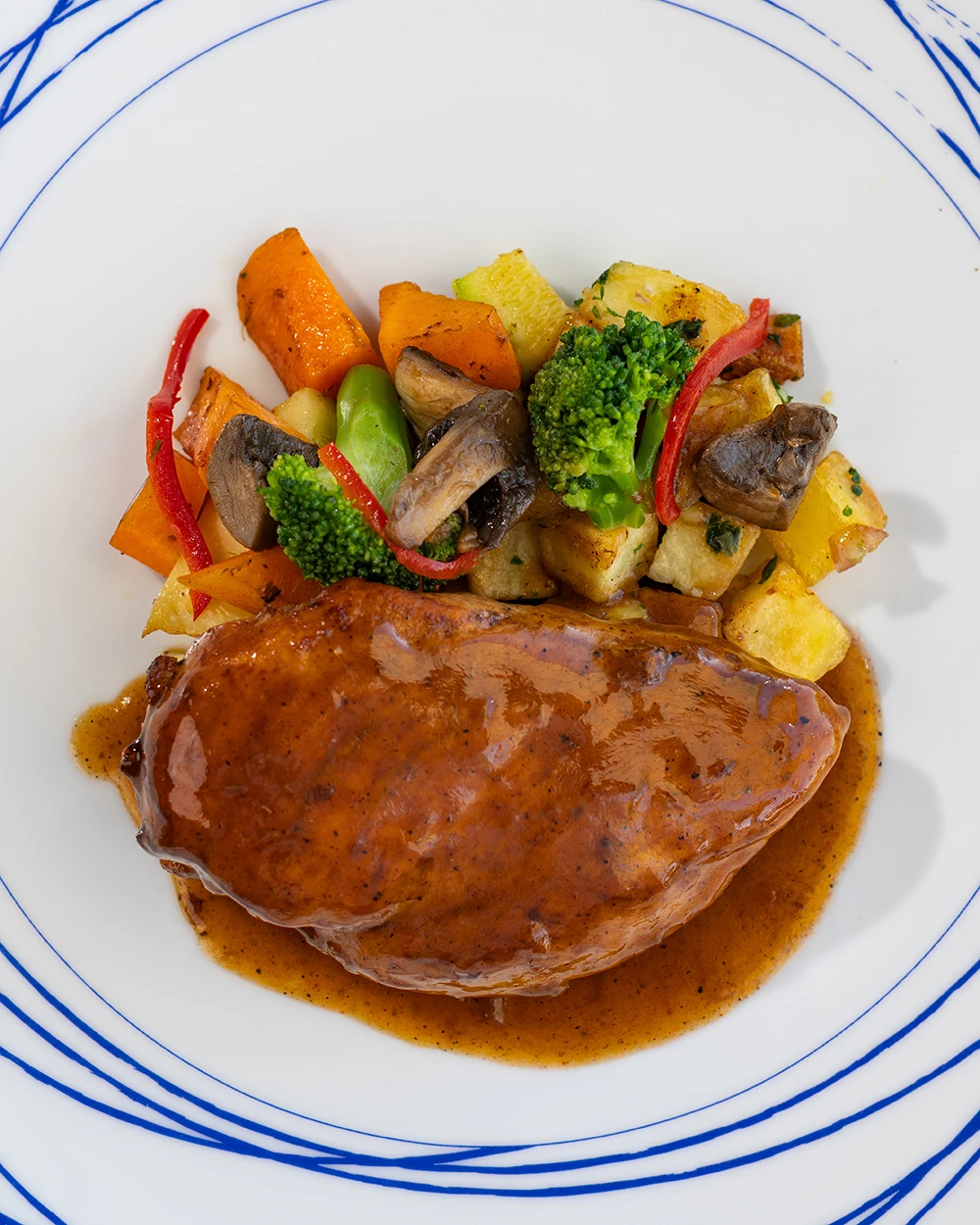 Suprême de volaille nappé de sauce brune, avec légumes rôtis, brocoli et champignons
