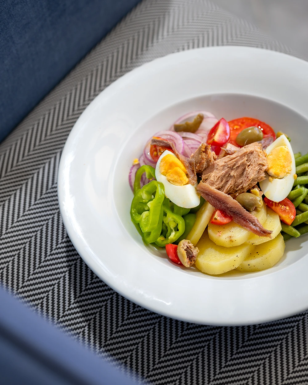 Salade composée au thon, anchois, œuf dur, pommes de terre, haricots verts et olives